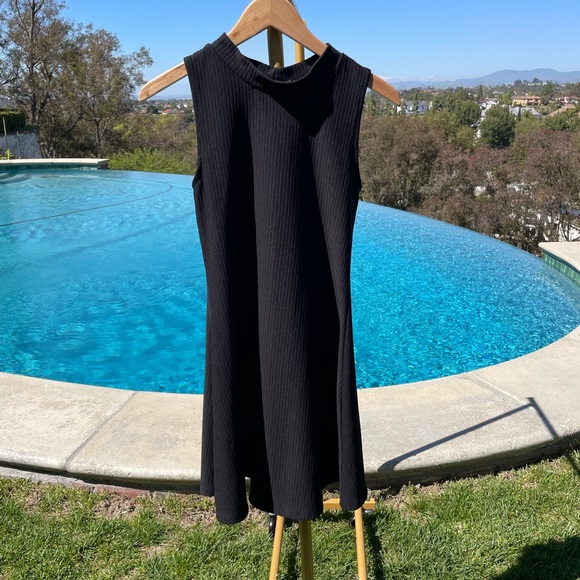 Little black mini dress with back cut-out size medium - Picture 1 of 3